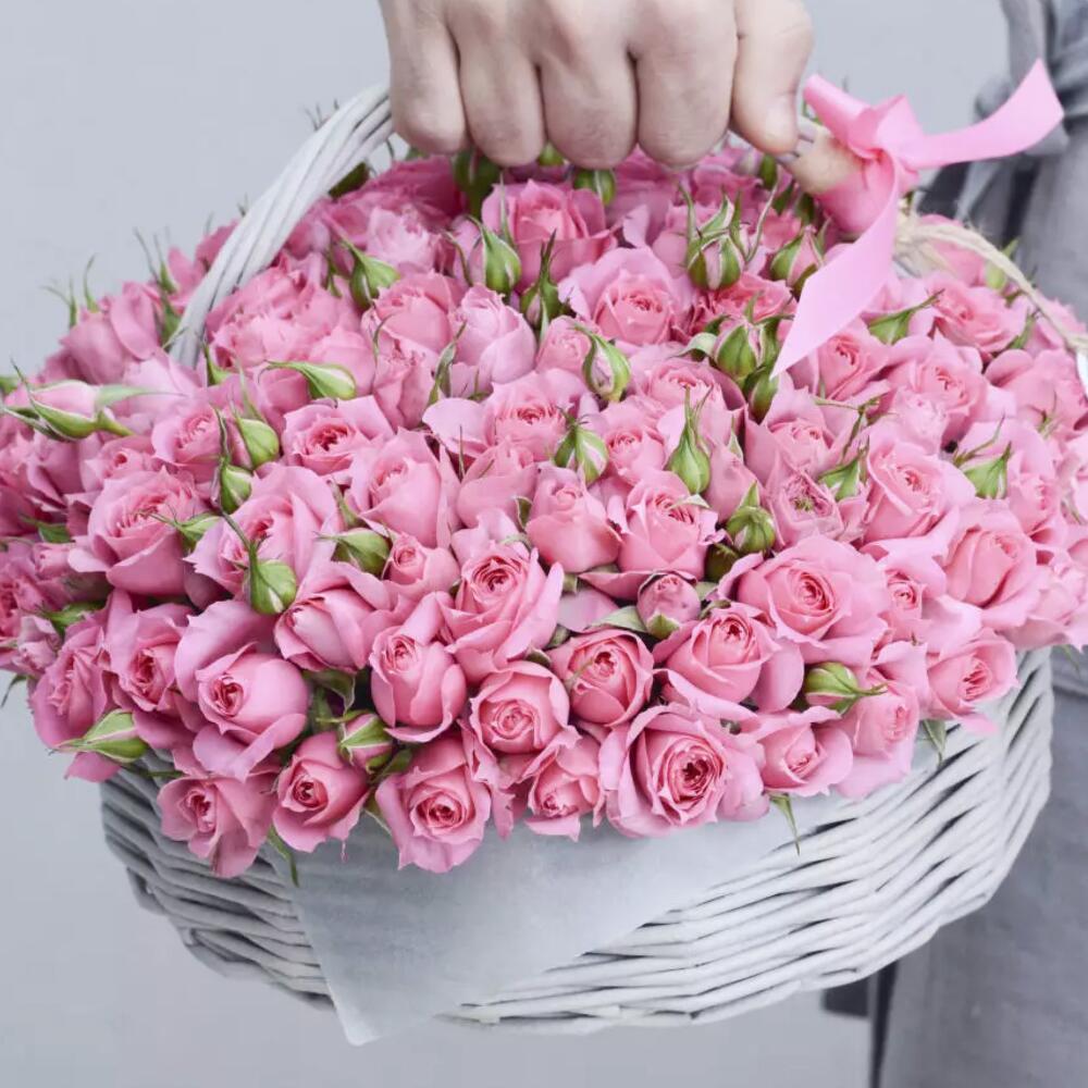 Корзина HELENE с кустовыми розами